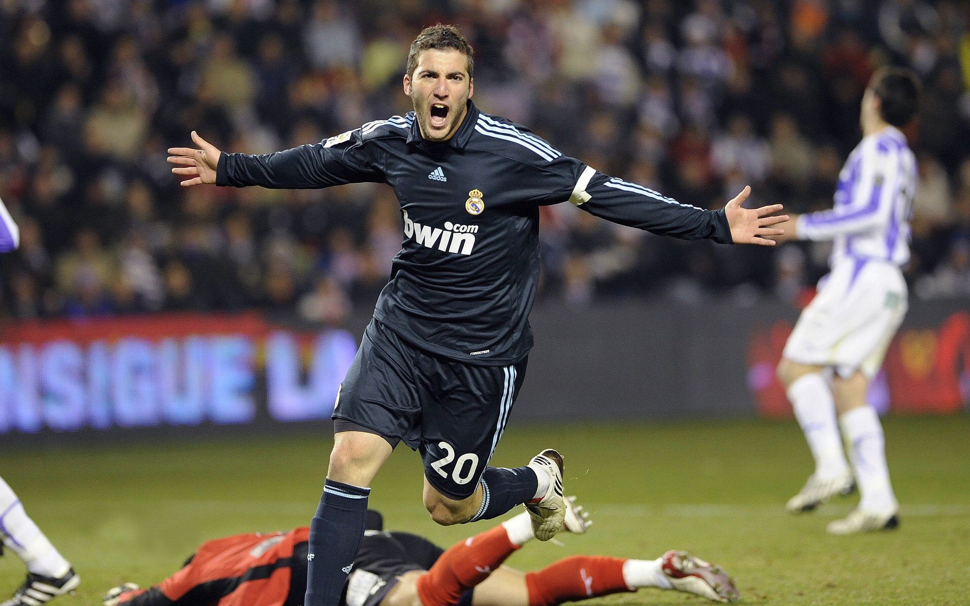 开云体育下载-球场“坚若磐石”：最难攻破的后防线揭秘